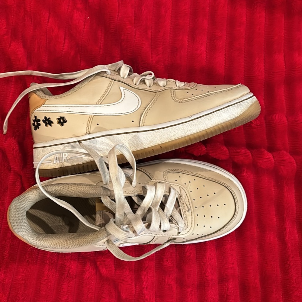 Girls Nike force tan size 2.5Y